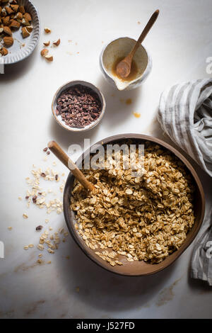 Zubereitung von Müsli-Mischung in einer Mable Kulisse in Draufsicht Stockfoto