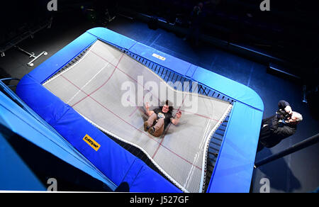 Kanadische Zirkus Troupe Flip FabriQue Durchführung Catch Me auf der Schattenseite-Festival in London. Stockfoto