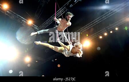 Kanadische Zirkus Troupe Flip FabriQue Durchführung Catch Me auf der Schattenseite-Festival in London. Stockfoto