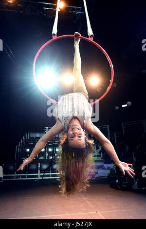 Kanadische Zirkus Troupe Flip FabriQue Durchführung Catch Me auf der Schattenseite-Festival in London. Stockfoto