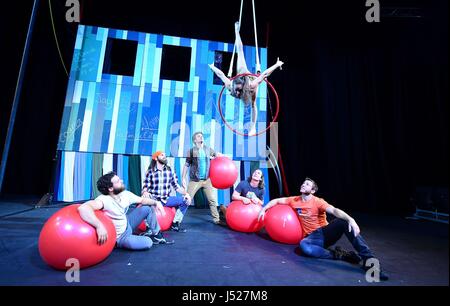 Kanadische Zirkus Troupe Flip FabriQue Durchführung Catch Me auf der Schattenseite-Festival in London. Stockfoto