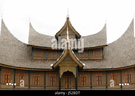 Indonesien-Landschaft auf der West-Sumatra Insel in der Nähe von Bukittinggi Stadtresort. Alte niederländische Traditionshaus Stockfoto