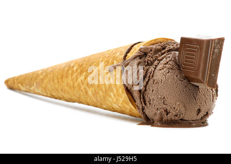 Schokoladeneis im Zuckerhut vor weißem Hintergrund Stockfoto