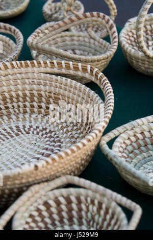 Charleston, South Carolina. Traditionelle Hand aufgewickelt Gullah Kultur Sweetgrass Körbe, gemacht von Süßgras und Rohrkolben. Eines der ältesten Handwerke in Uhr Stockfoto