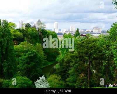 Blick nach Westen über Paris, Nordfrankreich aus in der Nähe der Spitze des Parc Buttes-Chaumont. 19. Arrondissement. Stockfoto