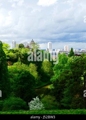 Blick nach Westen über Paris, Nordfrankreich aus in der Nähe der Spitze des Parc Buttes-Chaumont. 19. Arrondissement. Stockfoto