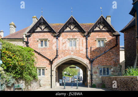 Das Abbey Gateway in Great Malvern, Worcestershire ist heute die Heimat der Malvern-Museum Stockfoto
