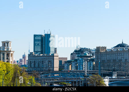 Moskau, Russland - 15. Mai 2017: Große blaue Gebäude der Moskauer Regierung und Ostankino TV Turm (rechts), Neubau der britischen Botschaft. Stockfoto