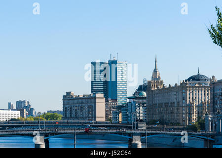 Moskau, Russland - 15. Mai 2017: Hohes blaues Gebäude der Moskauer Regierung und Neubau der britischen Botschaft mit grünen Kuppel gekrönt. Stockfoto