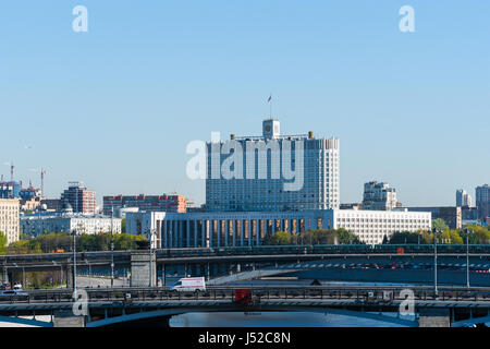 Moskau, Russland - 15. Mai 2017: Haus der Regierung der Russischen Föderation bekannt auch als russischen Weißen Haus auf Krasnopresnenskaya Damm. Stockfoto