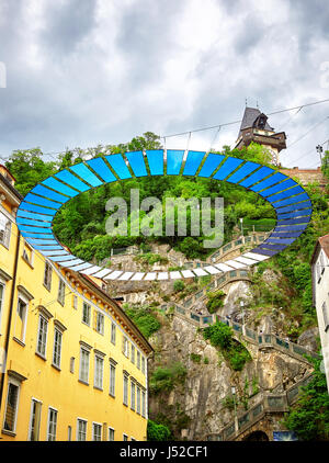 Graz, Österreich - 7. Mai 2017: Blick auf den Schlossbergplatz Platz im österreichischen Graz die durch steile Treppe zum Schlossberg Burg verbunden ist. Stockfoto