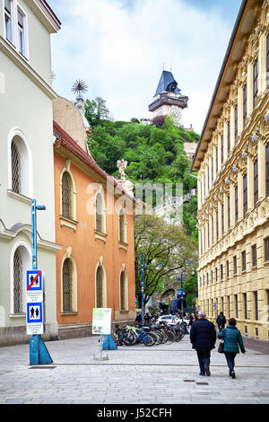 Graz, Österreich - 7. Mai 2017: Alte Turmuhr und Straßenansicht Stockfoto