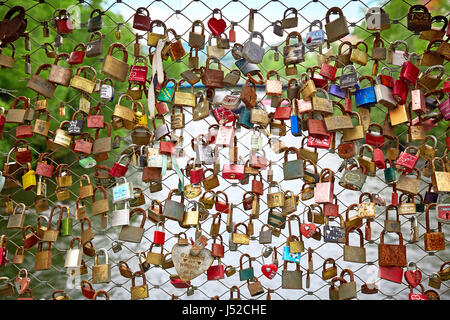 Graz, Österreich - 7. Mai 2017: Liebe Schlösser an das Brückengeländer Stockfoto