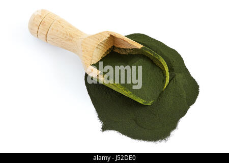Chlorella Algen Pulver mit hölzernen Schaufel isoliert auf weißem Hintergrund. Ansicht von oben Stockfoto