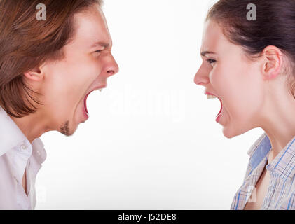 Close-up Portrait eines Paares von wütenden Geschrei gegeneinander auf einem weißen Hintergrund Stockfoto