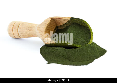 Chlorella Algen Pulver mit hölzernen Schaufel isoliert auf weißem Hintergrund Stockfoto