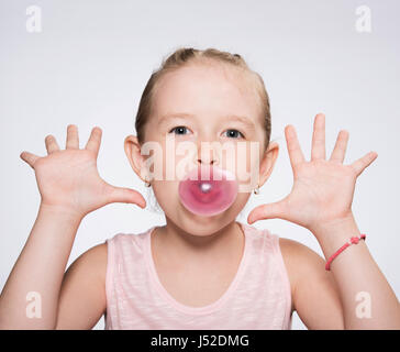 fröhliches Kind mit Aufblasen des Ballons von Kaugummi Stockfoto