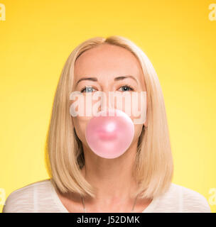 Mädchen bläst einen Ballon Kaugummi Stockfoto