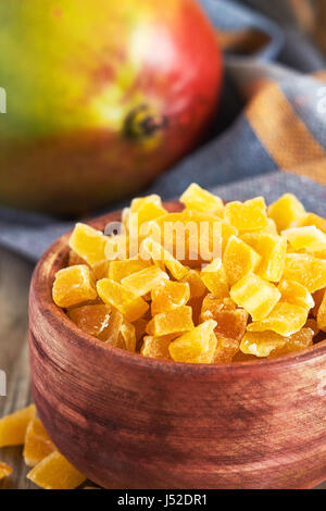 Nahaufnahme von getrockneten und kandierten Mango in Holzschale Stockfoto
