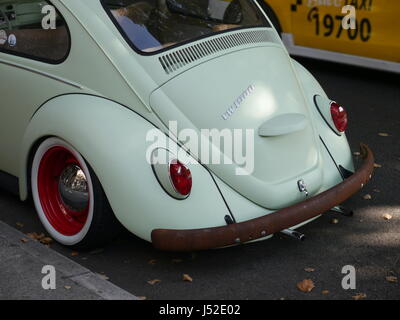 Weißen VW Käfer mit roten Rädern, von hinten Stockfoto