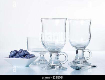 Zusammensetzung der leere Gläser und Heidelbeeren Stockfoto