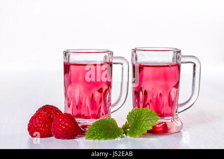 Likör von Himbeere mit frischen Beeren Stockfoto