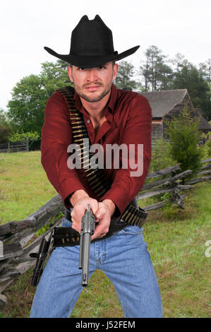 Gut aussehend Cowboy Mann mit sechs Shooter Waffen Stockfoto