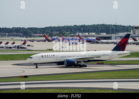 Delta Airlines Boeing 777-200LR Rollen in Hartsfield-Jackson Atlanta International Airport Stockfoto