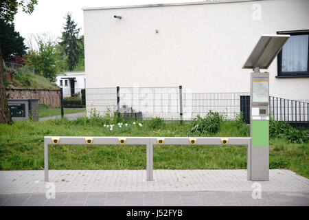 Die leeren Stationen ein Fahrrad-Verleih-System mit Sonnenkollektoren und einer Karte. Stockfoto