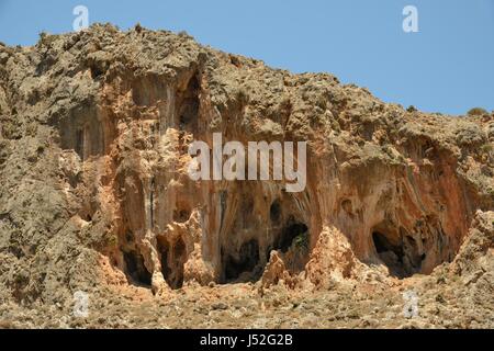 Kalkstein-Höhlen in Zakros-Schlucht, auch genannt die "Schlucht der Toten" aufgrund seiner Minoan Höhle Bestattungen, Kato Zakros, Sitia Naturpark, Lassithi, Kreta Stockfoto