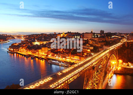 Dom Luis Brücke (Ponte Luis ich) und Vogelperspektive von Porto am Abend, Portugal Stockfoto