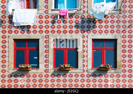 Fassade eines gekachelten Hauses in der Innenstadt von Lissabon, Portugal Stockfoto