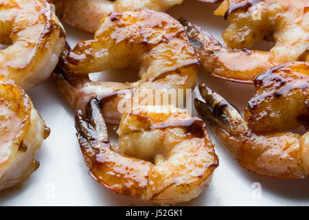 lecker gewürzte Garnelen Spieße auf dem Grill. Nahaufnahme Stockfoto