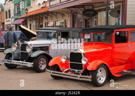 Rot 1929 Ford (Vordergrund) grau 1929 Nash Stockfoto