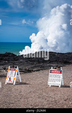 Warnzeichen bei Kamokuna Lava Ozean Einreise, Hawaiʻi-Volcanoes-Nationalpark, Hawaii USA Stockfoto