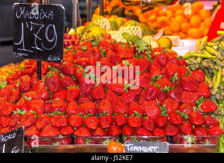 Erdbeeren auf dem Display bei einem Open air marketin Barcelona, Spanien. Stockfoto