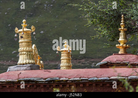 Goldene Dhvaja auf Dachlinie des Kloster Ganden, Lhasa, Tibet, gedreht im Jahr 2007 Stockfoto