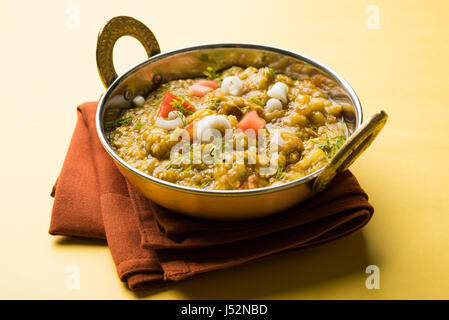 East Bharta in Hindi oder Vangyacha Bharit in Marathi oder Auberginen Braten oder Curry, Lieblings Maharashtrian Menü, selektiven Fokus Stockfoto