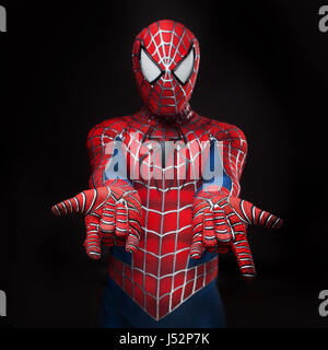 SEINT-PETERSBURG, Russland-21. Mai 2016: Cosplayer als Spiderman verkleidet. Nahaufnahme, Hände. Spinnennetz zu schießen. Comic-Con in Russland Stockfoto