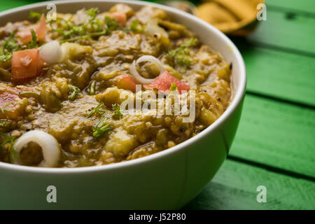 East Bharta in Hindi oder Vangyacha Bharit in Marathi oder Auberginen Braten oder Curry, Lieblings Maharashtrian Menü, selektiven Fokus Stockfoto