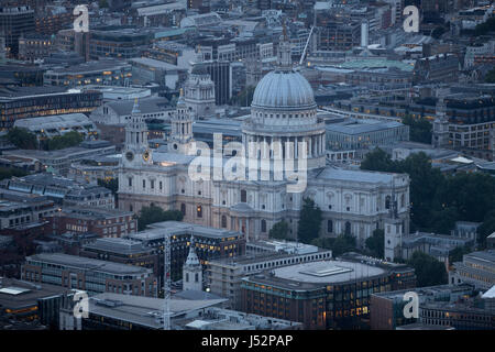 Luftaufnahme von St. Pauls Kathedrale und der City of London in der Abenddämmerung. Stockfoto