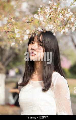 Schöne Mädchen im Frühling. Lächeln, Asien, Natur, Frühling, Stockfoto