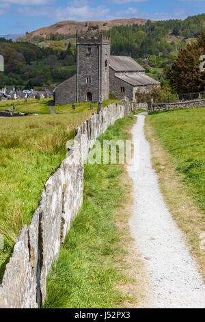 Fußweg nach St. Michael und alle Winkel Kirche in Hawkshead, Lake District, Cumbria Stockfoto