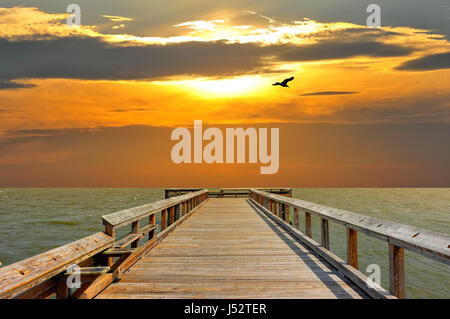 Pier an der Chesapeake Bay zu einem Sonnenuntergang Stockfoto