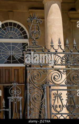 Charleston, South Carolina. St. Philippus Kirche, nationaler historischer Grenzstein, ca. 1670. Reich verzierten schmiedeeisernen Zaun. Stockfoto