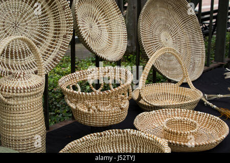 Charleston, South Carolina. Traditionelle Hand aufgewickelt Gallah Sweetgrass Korb, gemacht von Süßgras und Rohrkolben. Eines der ältesten Handwerke in Amerika, Af Stockfoto