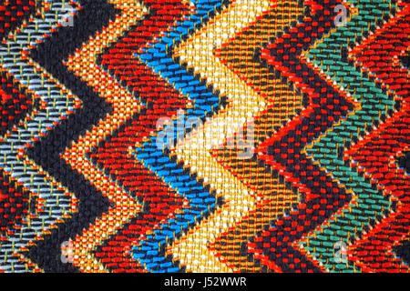 Textur des Gewebes mit traditionellen mexikanischen Muster Makro. Eine Gewebeprobe Stockfoto