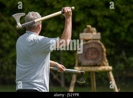 Runde werfen Targets aus axtwerfen Edelholz. Timberhitch, Axtwerfen und Instinktives Bogenschießen auf Tatton Park, Knutsford, Cheshire, Großbritannien Stockfoto