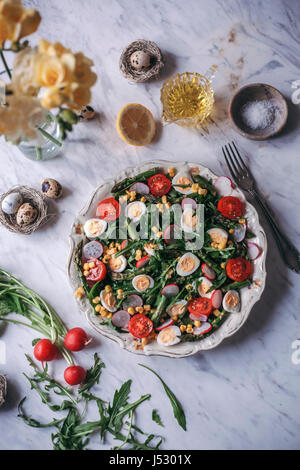 Grüner Salat mit gebratenem Spargel und Wachteleiern Stockfoto