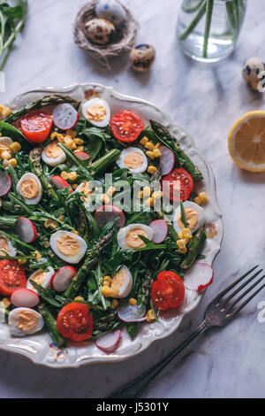 Grüner Salat mit gebratenem Spargel und Wachteleiern Stockfoto